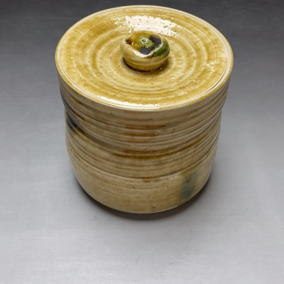 瓷片密密麻麻地排列着一个