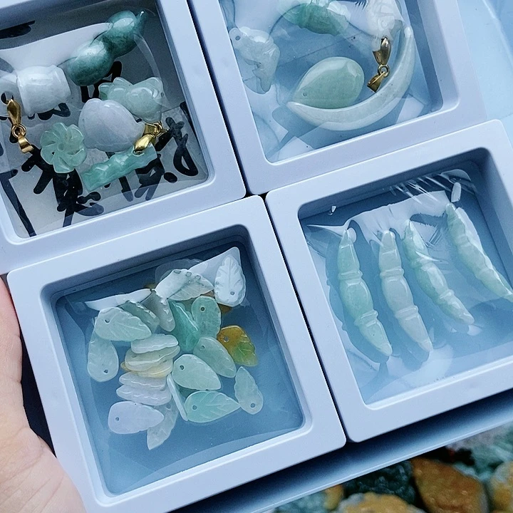 颈饰足铂镶嵌翡翠翡翠