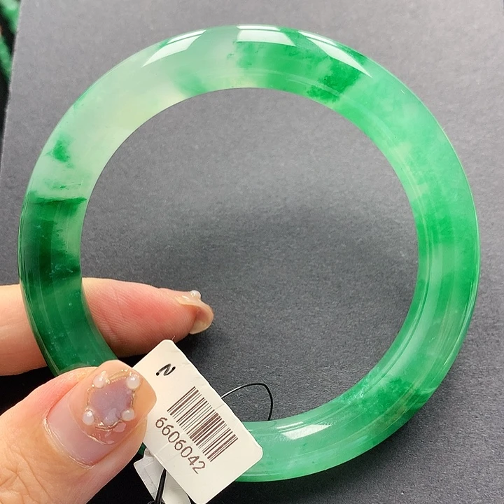 冬****未镶嵌手镯石英质玉