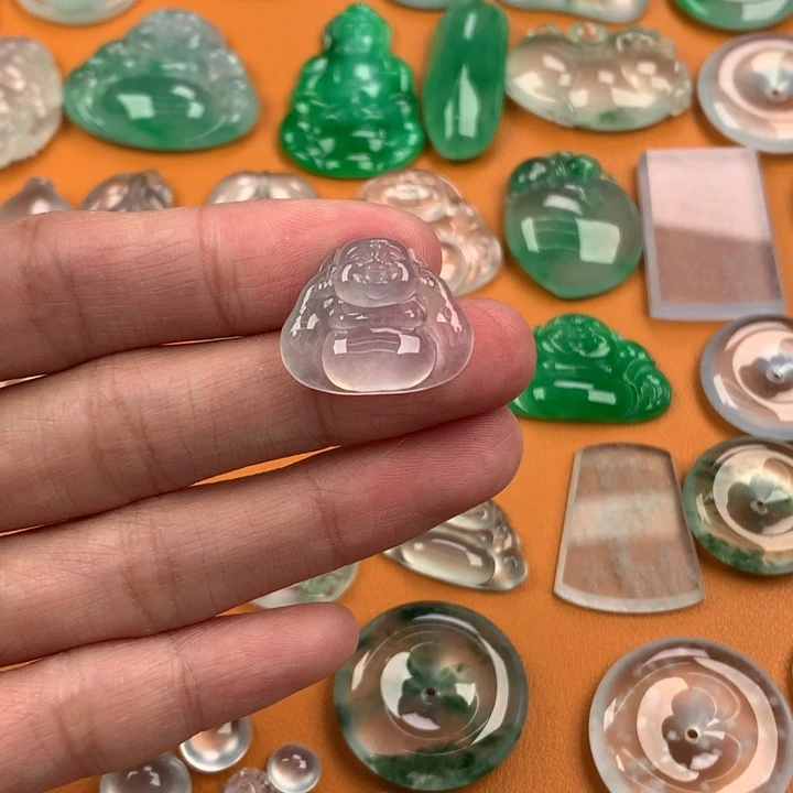 翡翠挂件未镶嵌…..