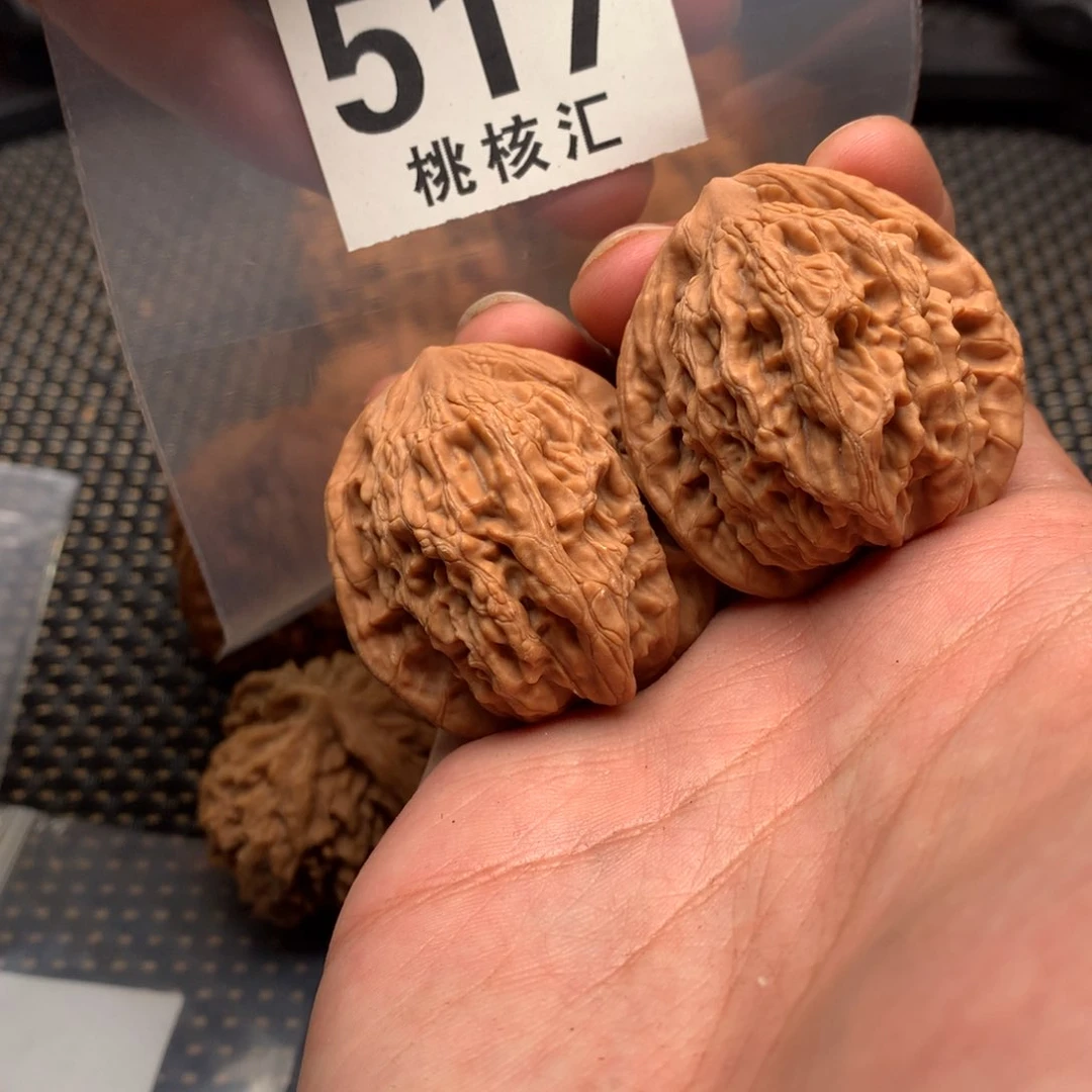 文玩核桃吊坠虎头38