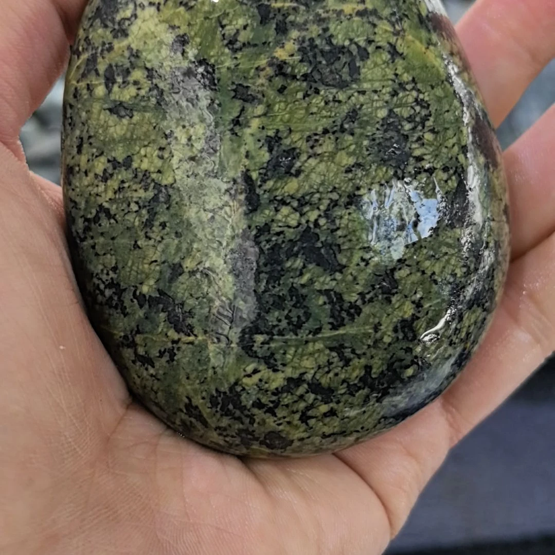 平***米有机玻璃藏玉药王石原石手把件一个