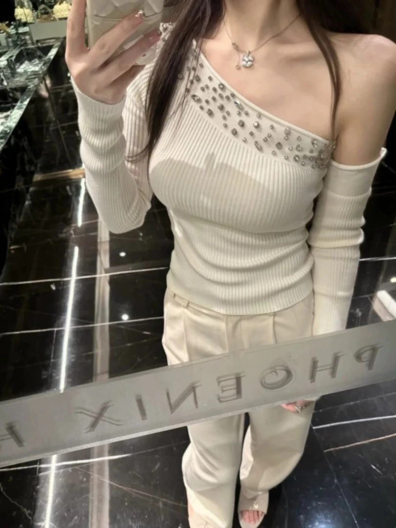 白色斜领露肩镶钻长袖针织衫女早秋纯欲风辣妹高级设计感短款上衣