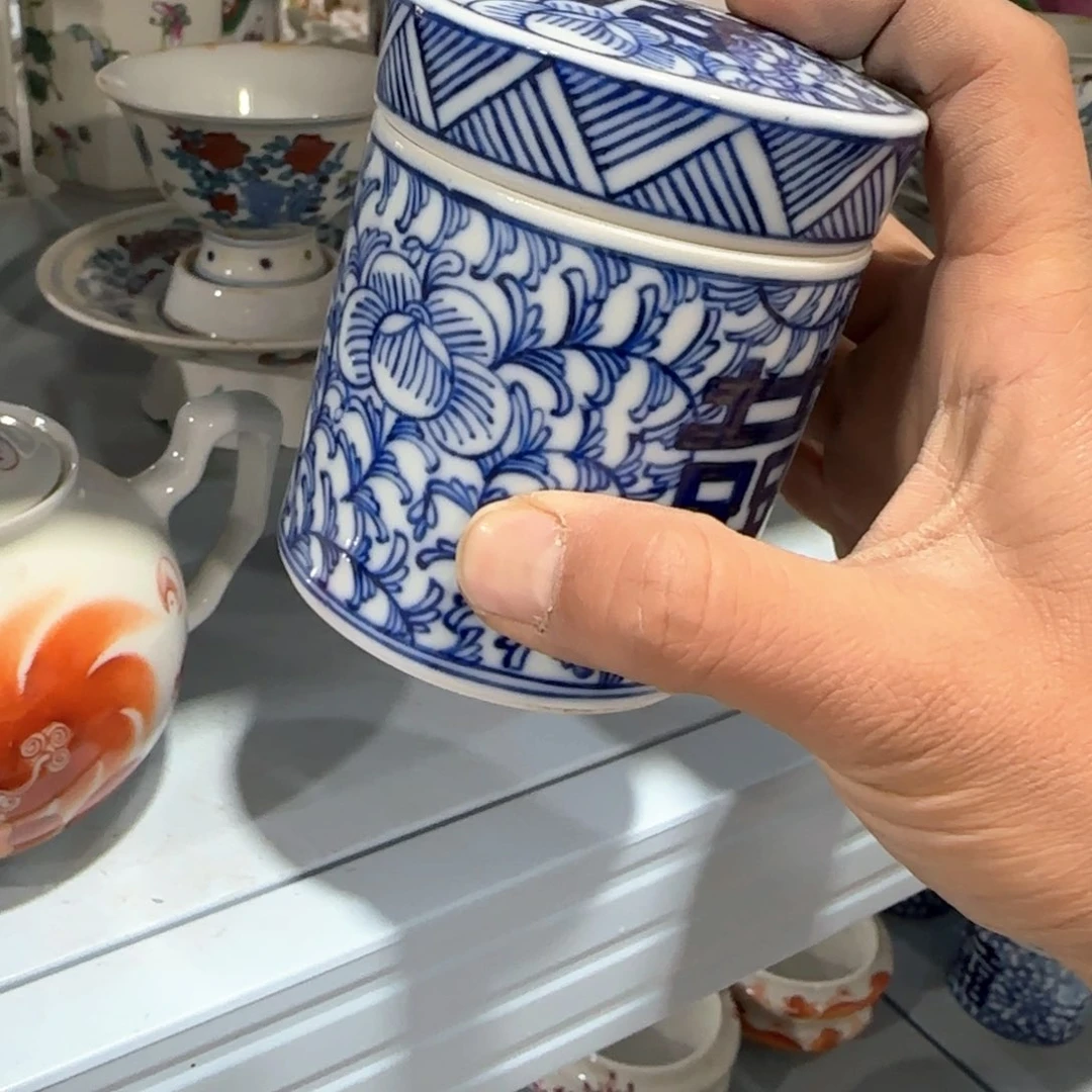 瓷片瓷器上用白泥雕刻出来后被