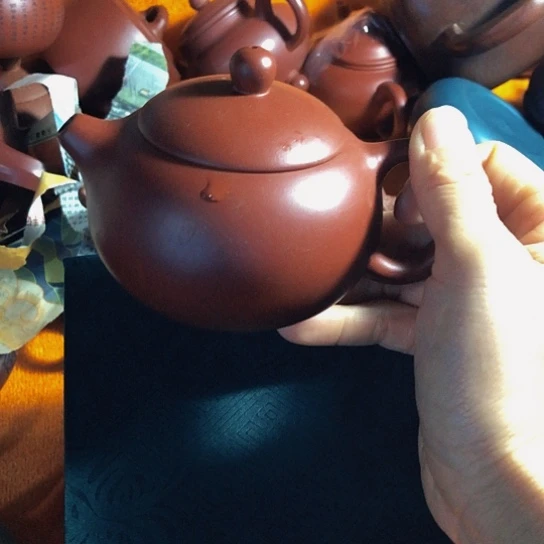 紫砂茶壶原矿泥料手工制作的紫砂壶。