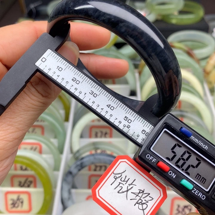 蛇纹石玉未镶嵌手镯377