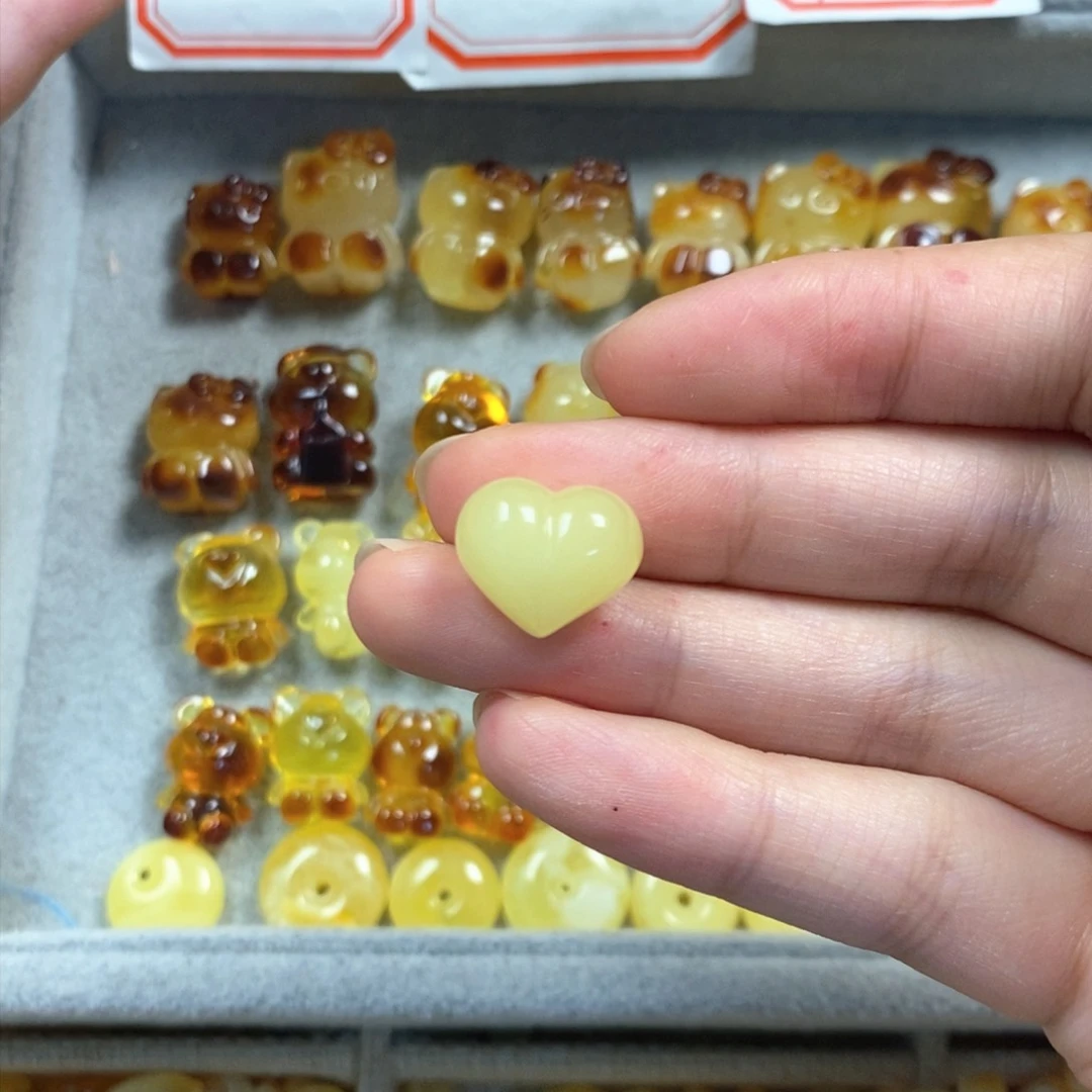 未镶嵌颈饰琥珀屁桃