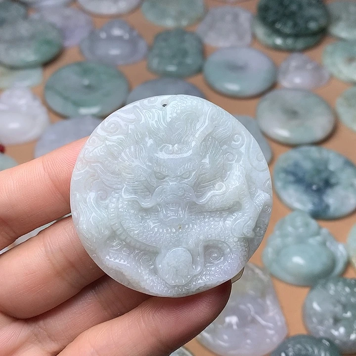 翡翠未镶嵌颈饰龙牌