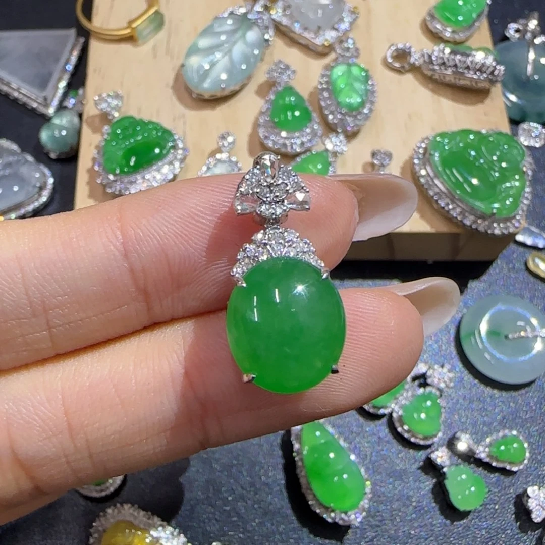 一***草颈饰18K金镶嵌翡翠精品