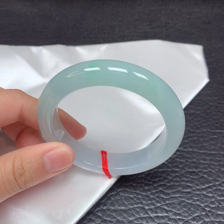 翡翠手镯未镶嵌。