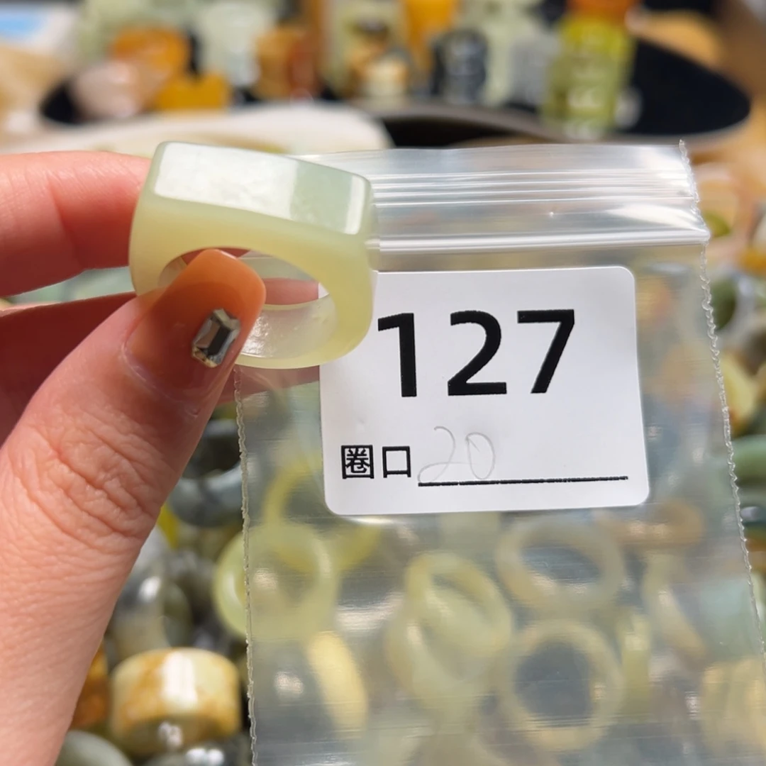 一***的蛇纹石玉未镶嵌戒指