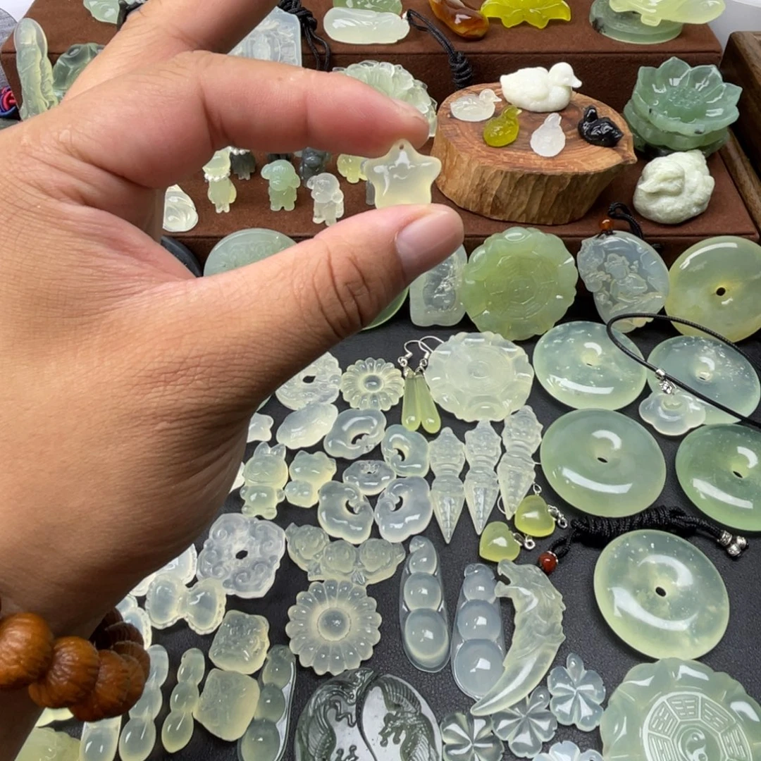 羊***乖未镶嵌蛇纹石玉颈饰