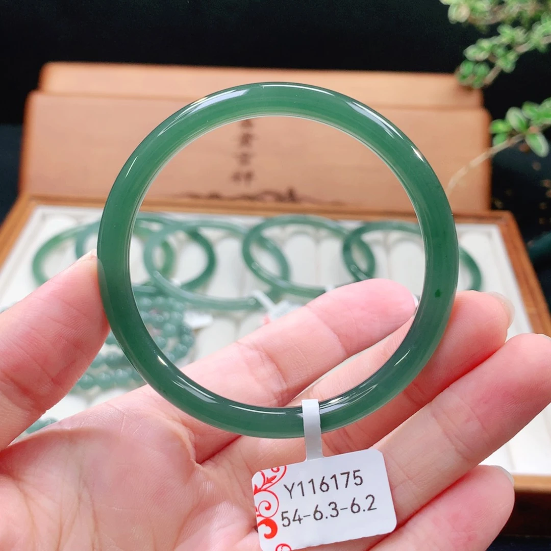 翡翠手镯（圆镯）未镶嵌
