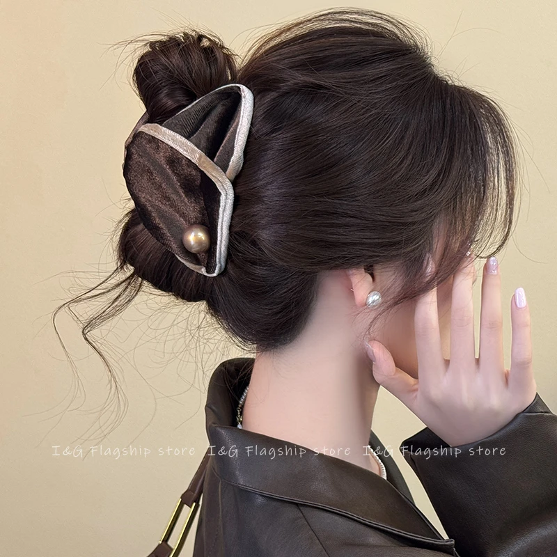 复古丝绒珍珠三角抓夹2025新款高级感大号鲨鱼夹女后脑勺盘发夹子