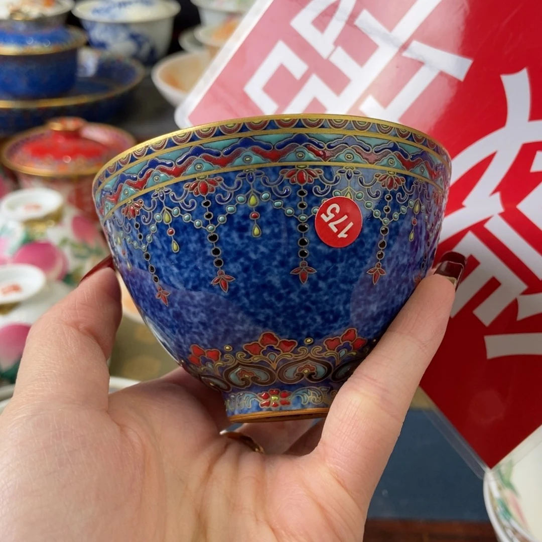 莎**主陶瓷艺术家的作品是一个