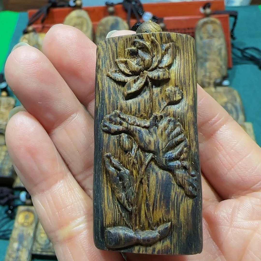 沉香吊坠海南白奇乌身老料雕刻荷花吊坠带13.7克