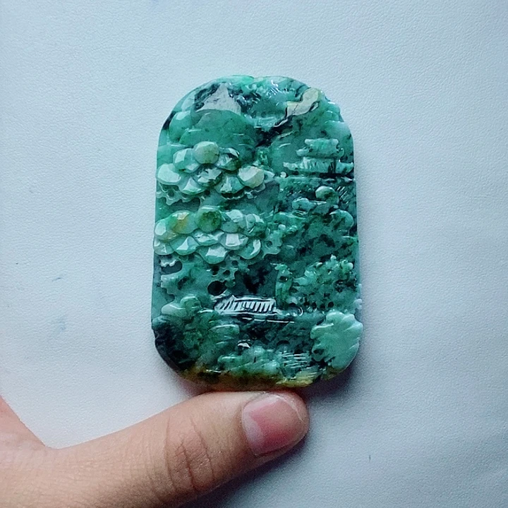 翡翠未镶嵌颈饰山水