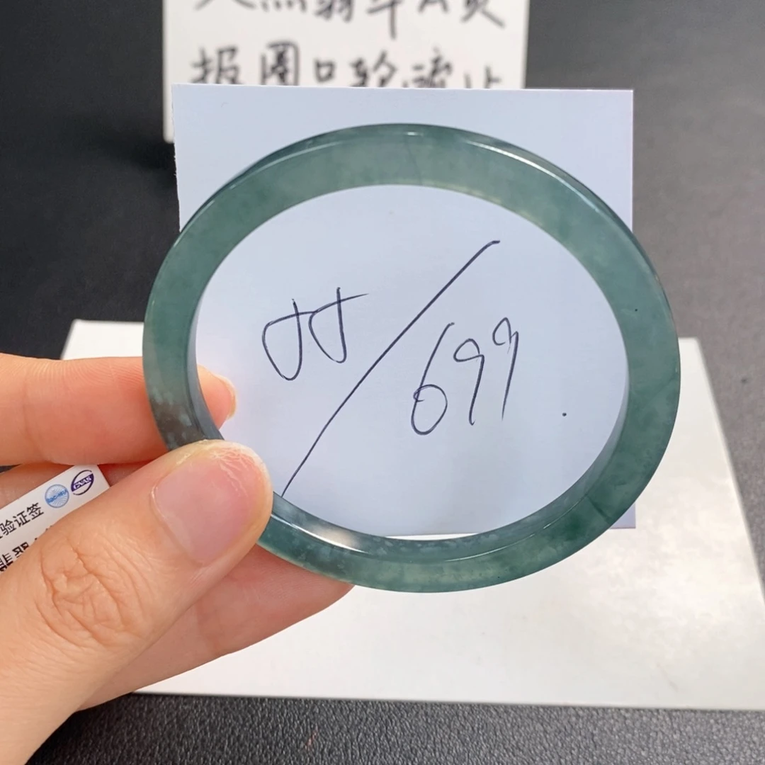 翡翠手镯未镶嵌天然翡翠