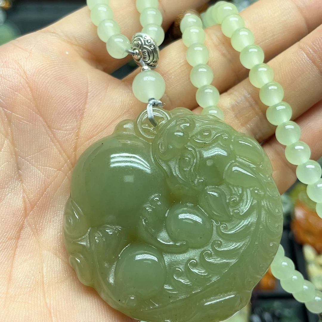 蛇纹石玉未镶嵌颈饰糖*豆