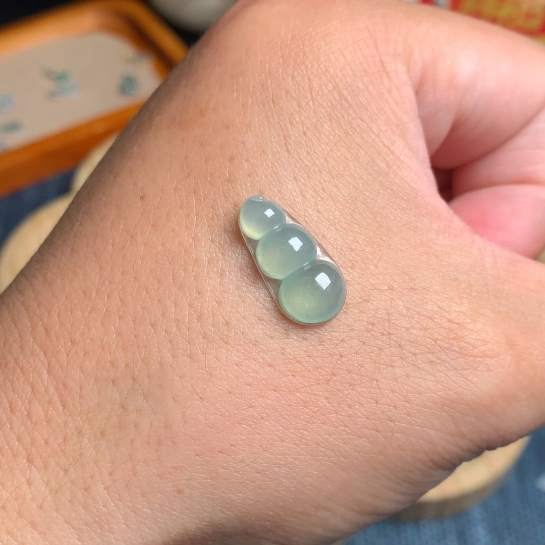 翡翠未镶嵌颈饰豆子