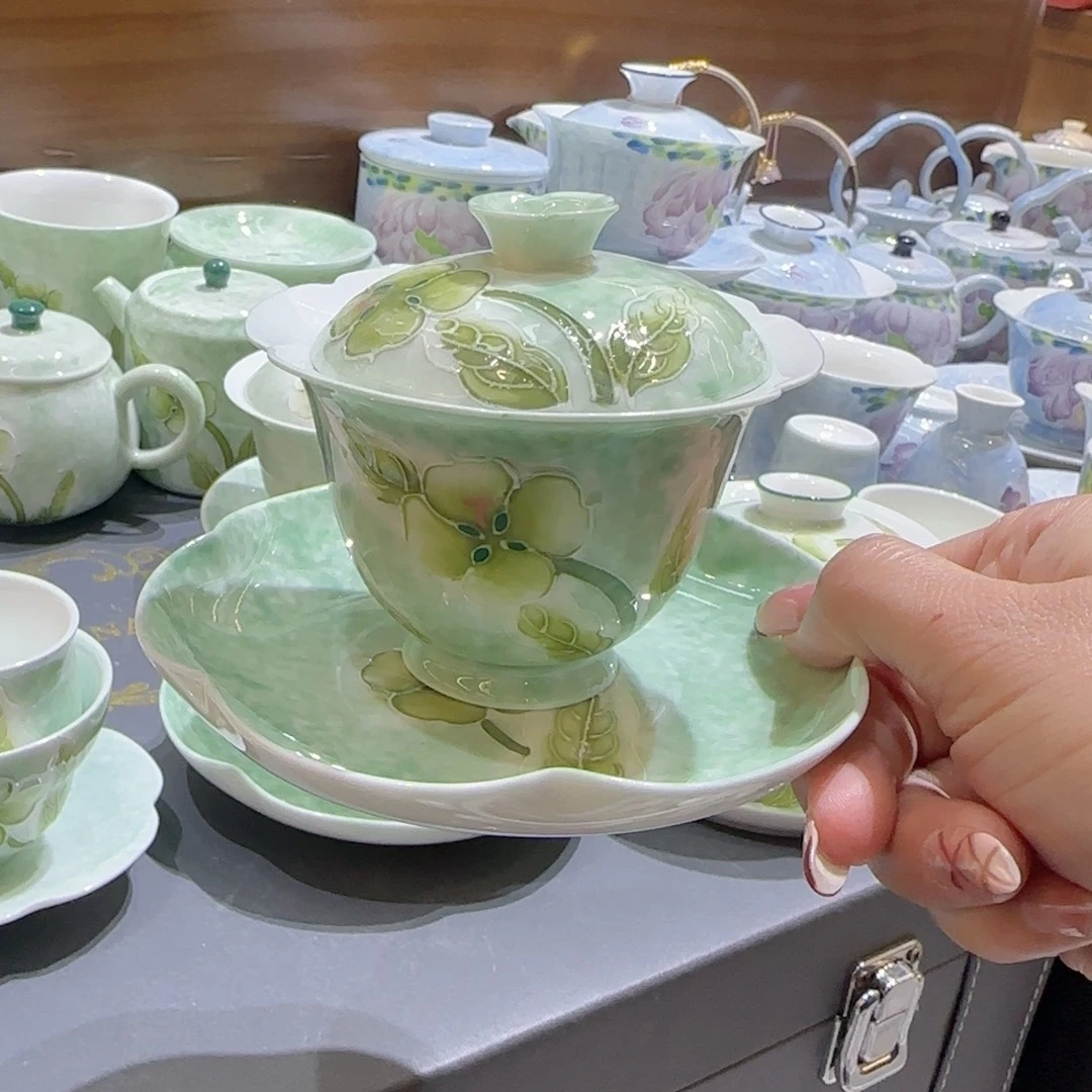 吉****茶杯的设计也非常精致和别致