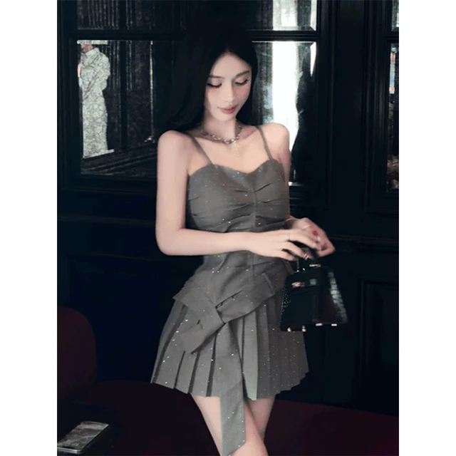 韩系辣妹气质时尚套装烫钻不规则吊带背心女早春新款百褶裙两件套