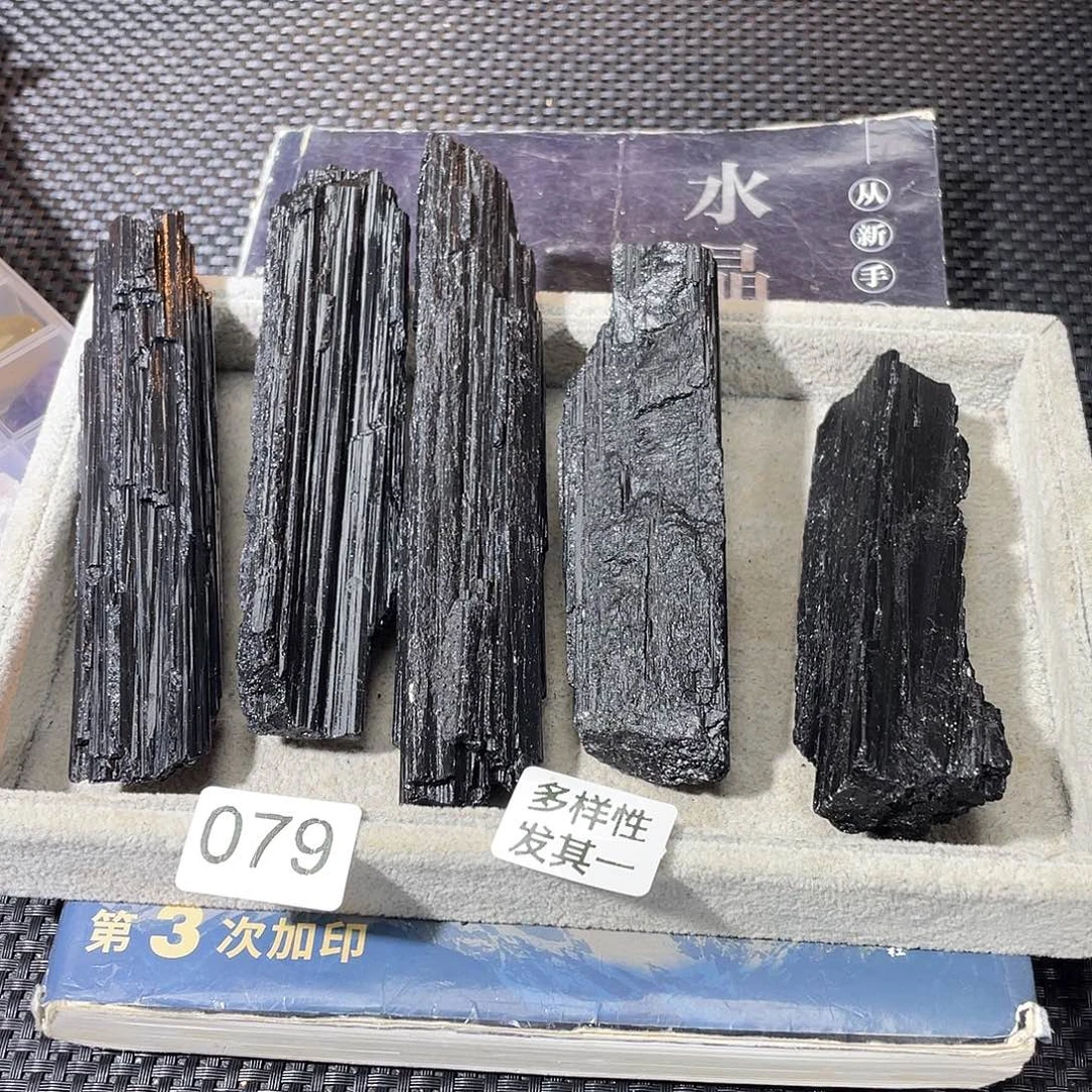 珠宝半成品水晶未镶嵌多样性发其一