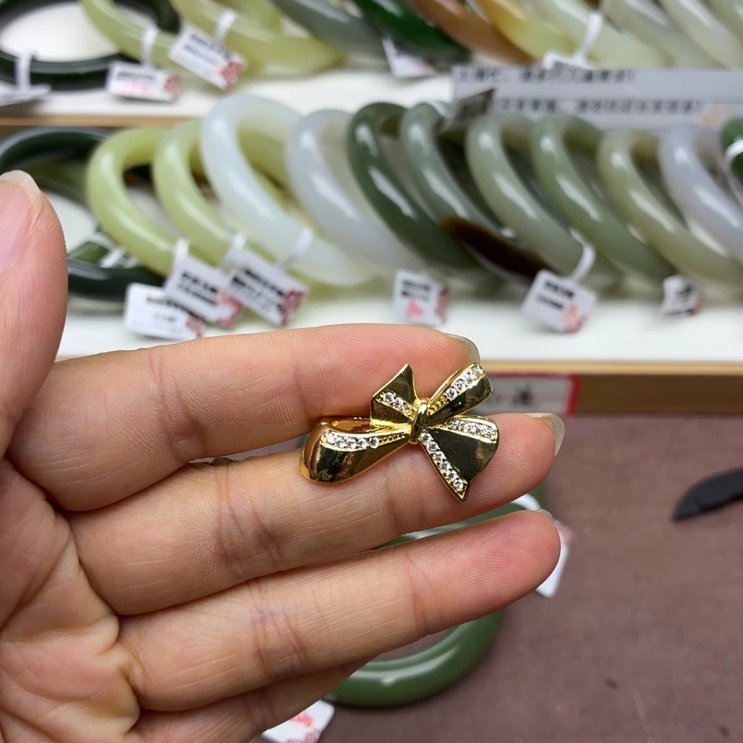 在***肠未镶嵌手镯和田玉