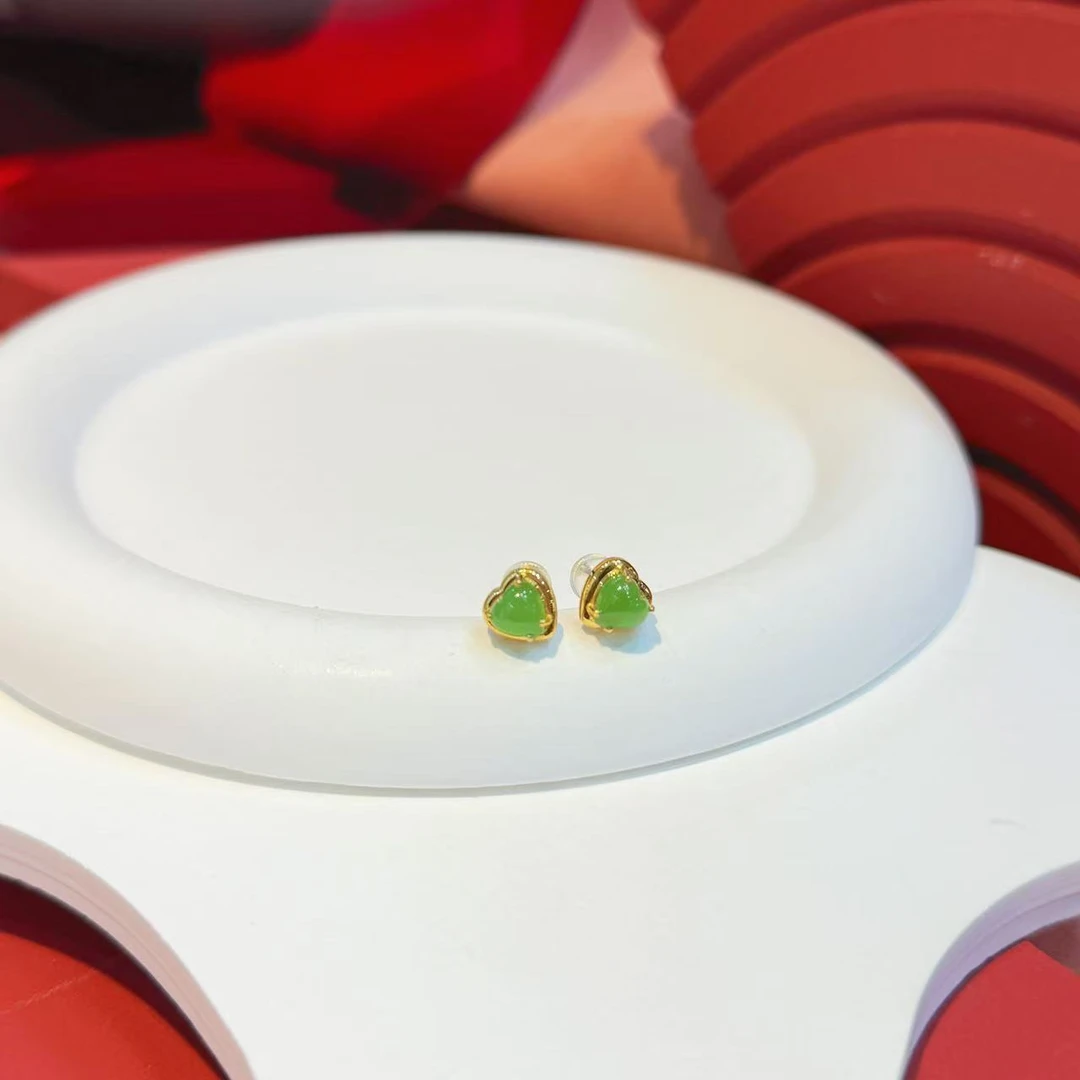 18K金镶嵌6mm和田玉苹果绿爱心耳针HNZ9433