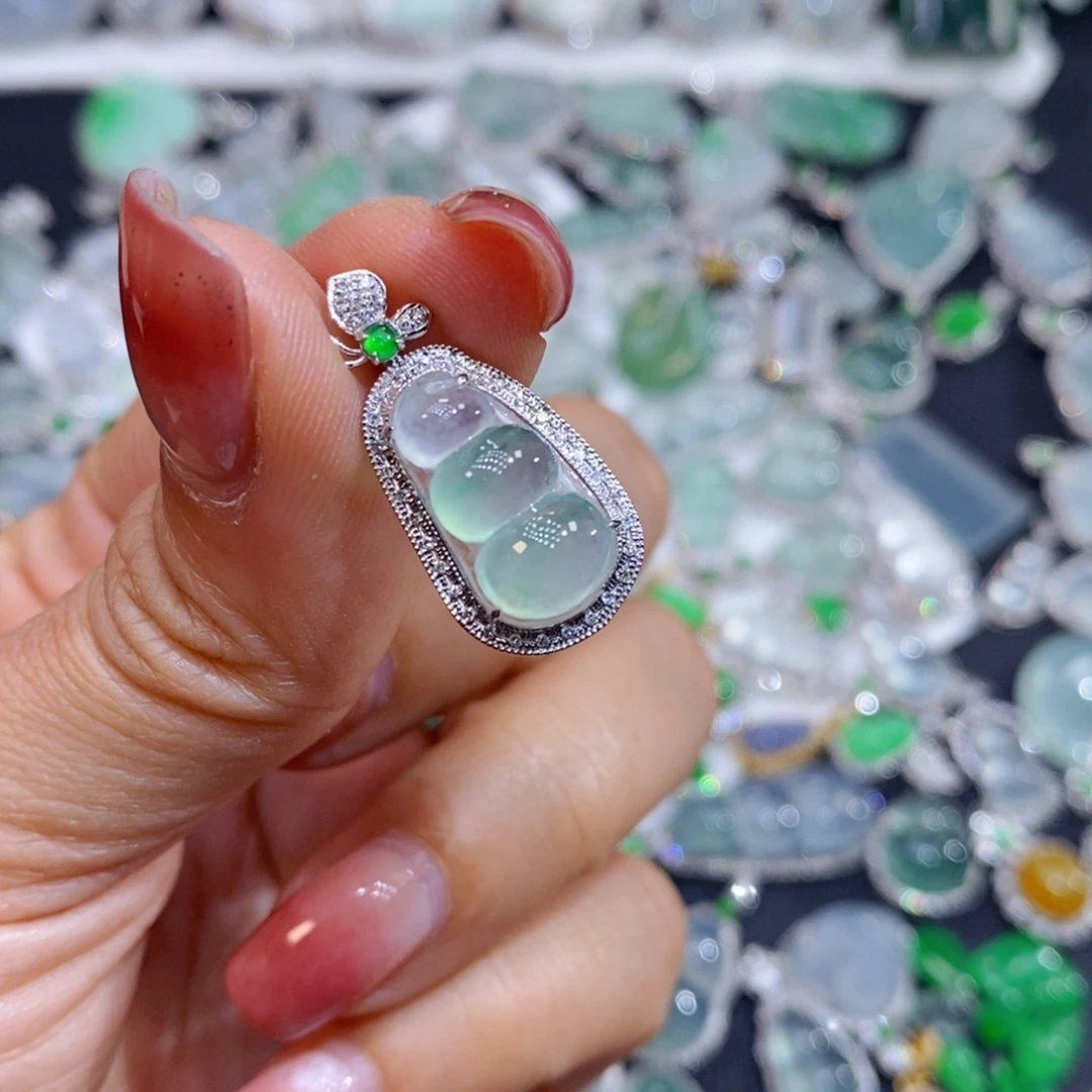 翡翠18K金镶嵌颈饰