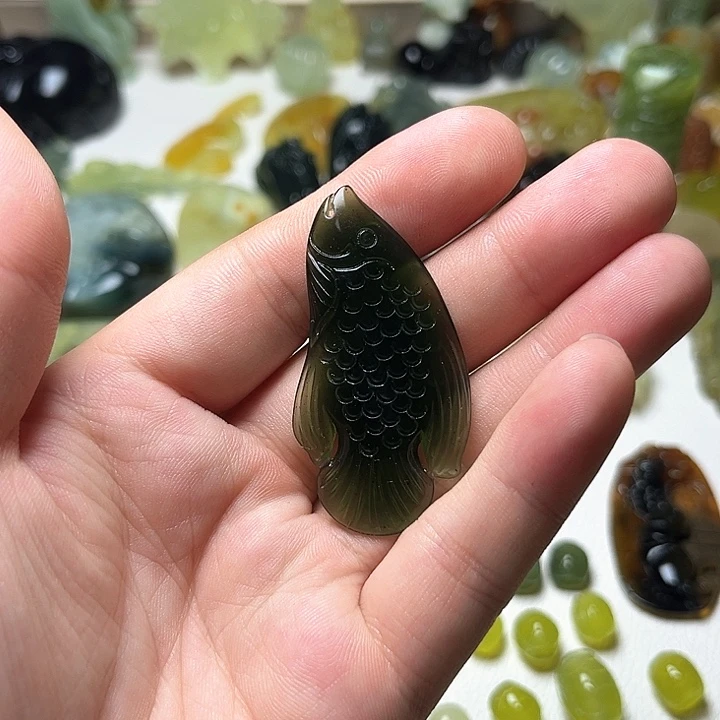 蛇纹石玉未镶嵌颈饰嘟*嘟