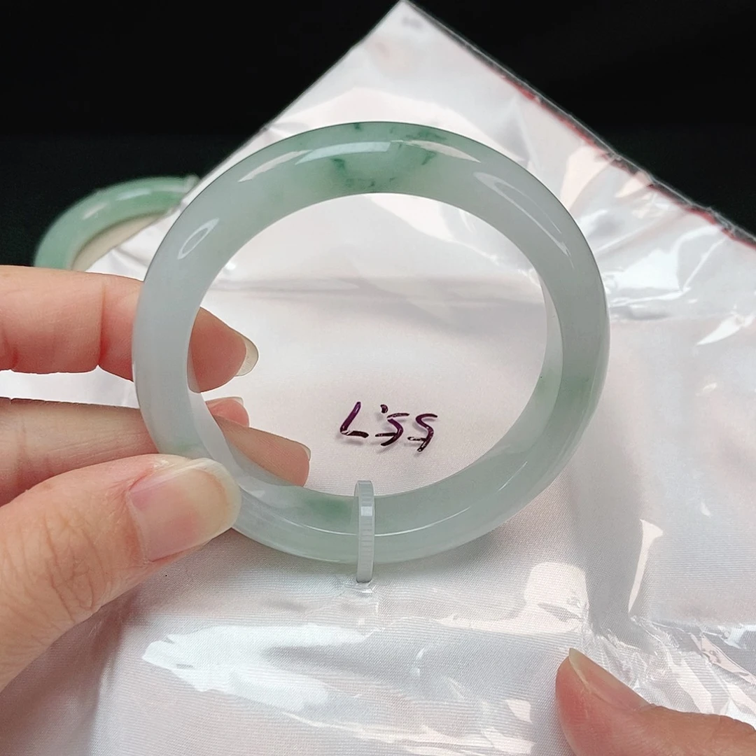 翡翠手镯未镶嵌正圈