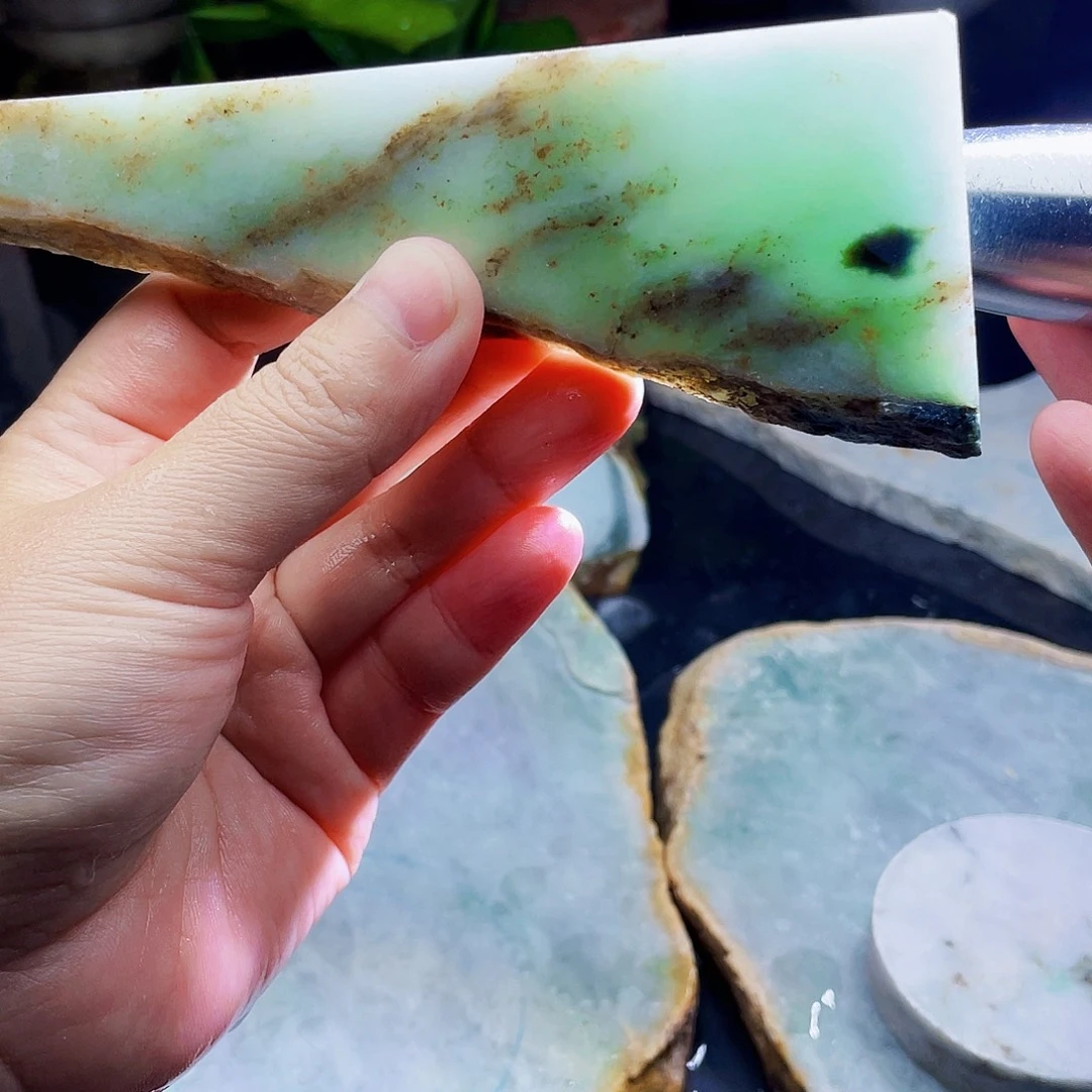 翡翠未镶嵌颈饰毛料23