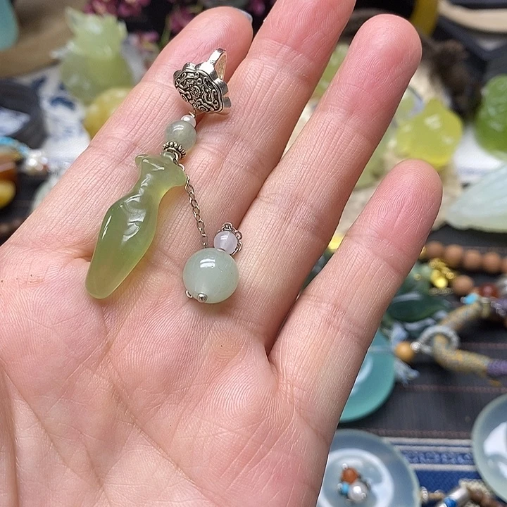 衣***装蛇纹石玉未镶嵌颈饰