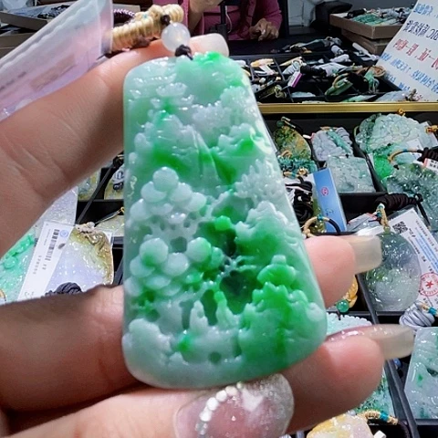 翡翠未镶嵌颈饰一个