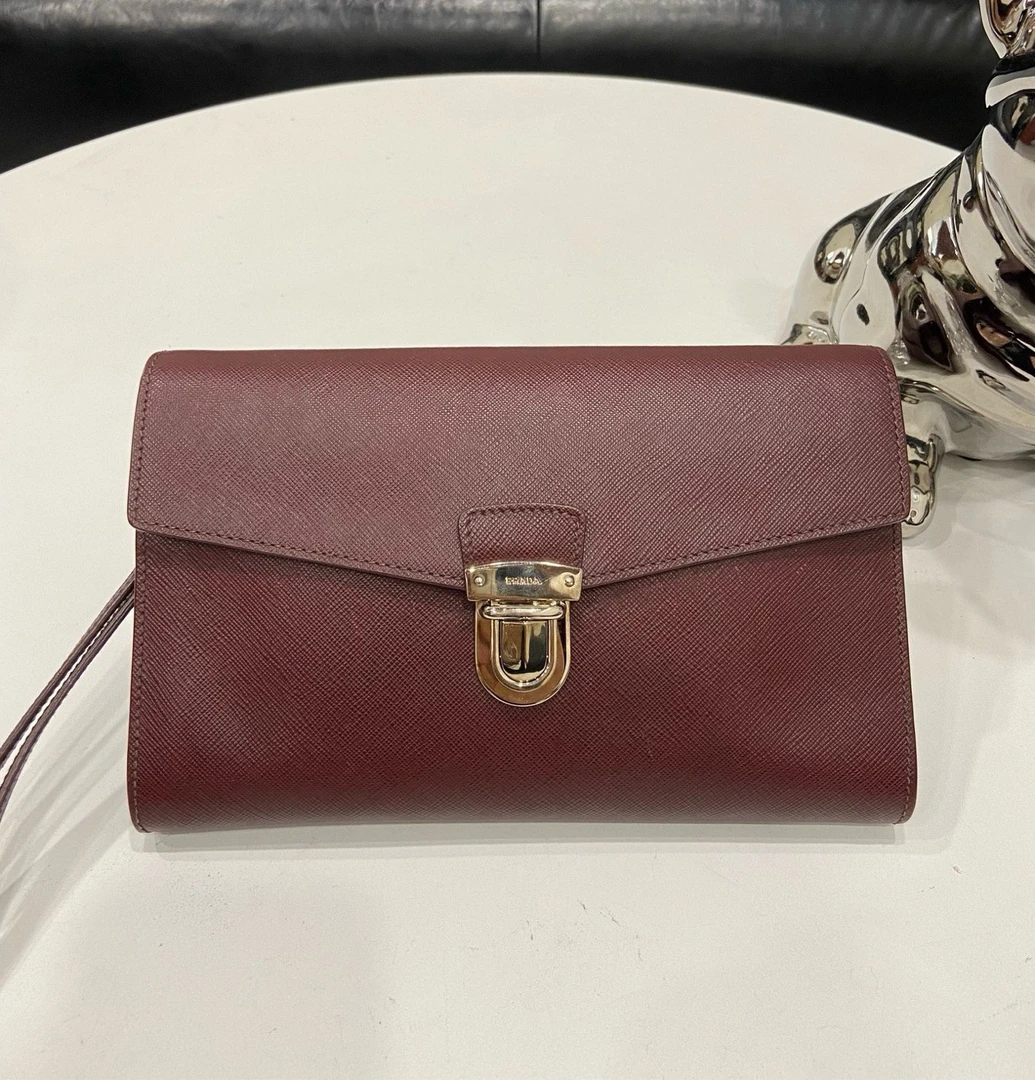 95新 Prada/普拉达 酒红色手拿包银扣