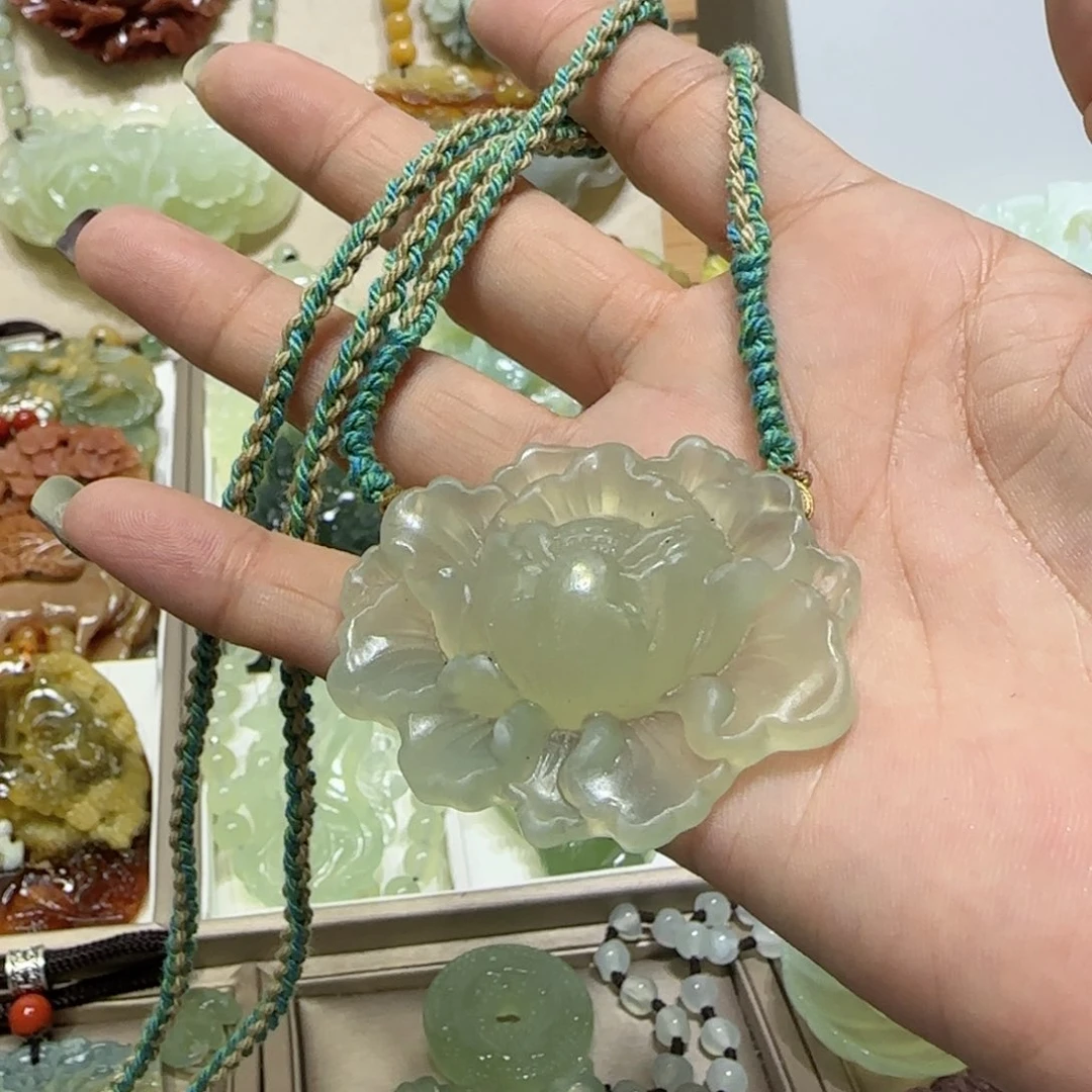 未镶嵌蛇纹石玉吊坠