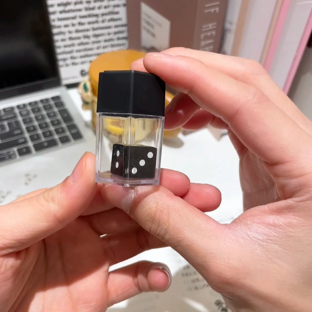 魔术爆炸骰子变换礼物爆炸色子送女友彩色筛子一变四近景表演道具