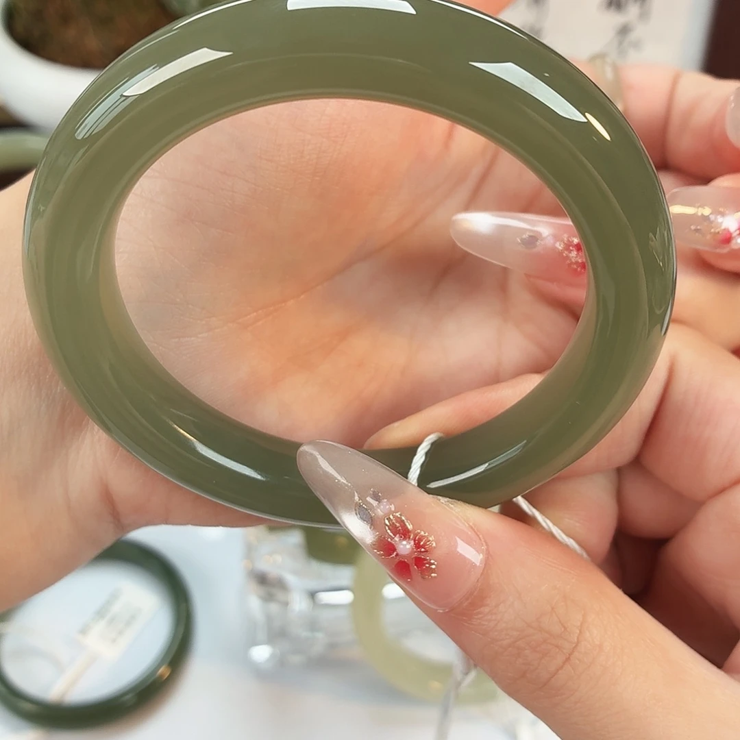 和田玉未镶嵌手镯