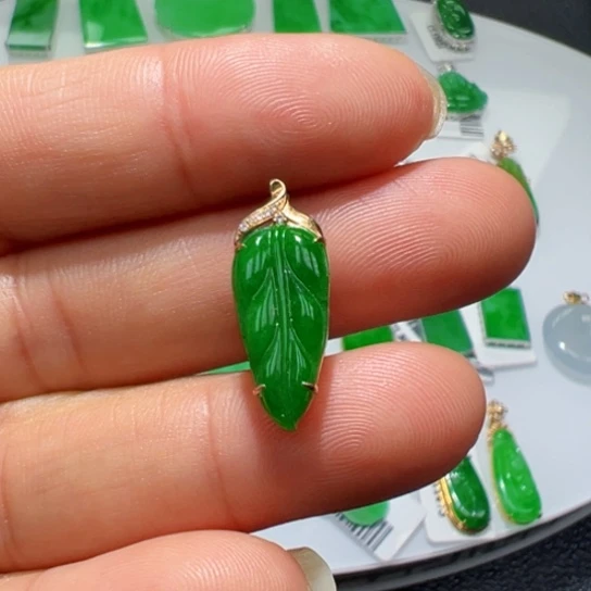 颈饰18K金镶嵌翡翠