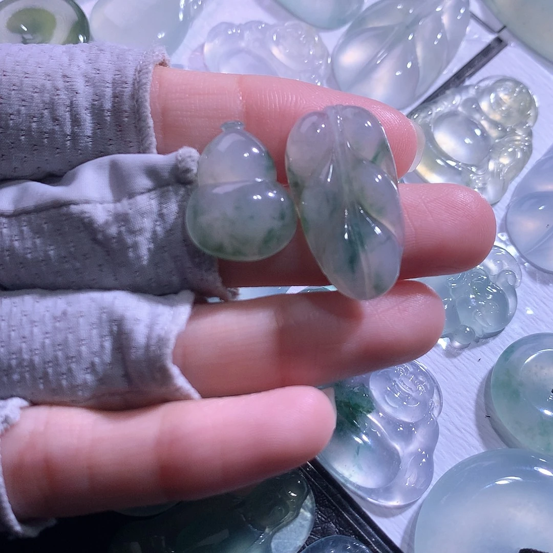 翡翠未镶嵌颈饰一对
