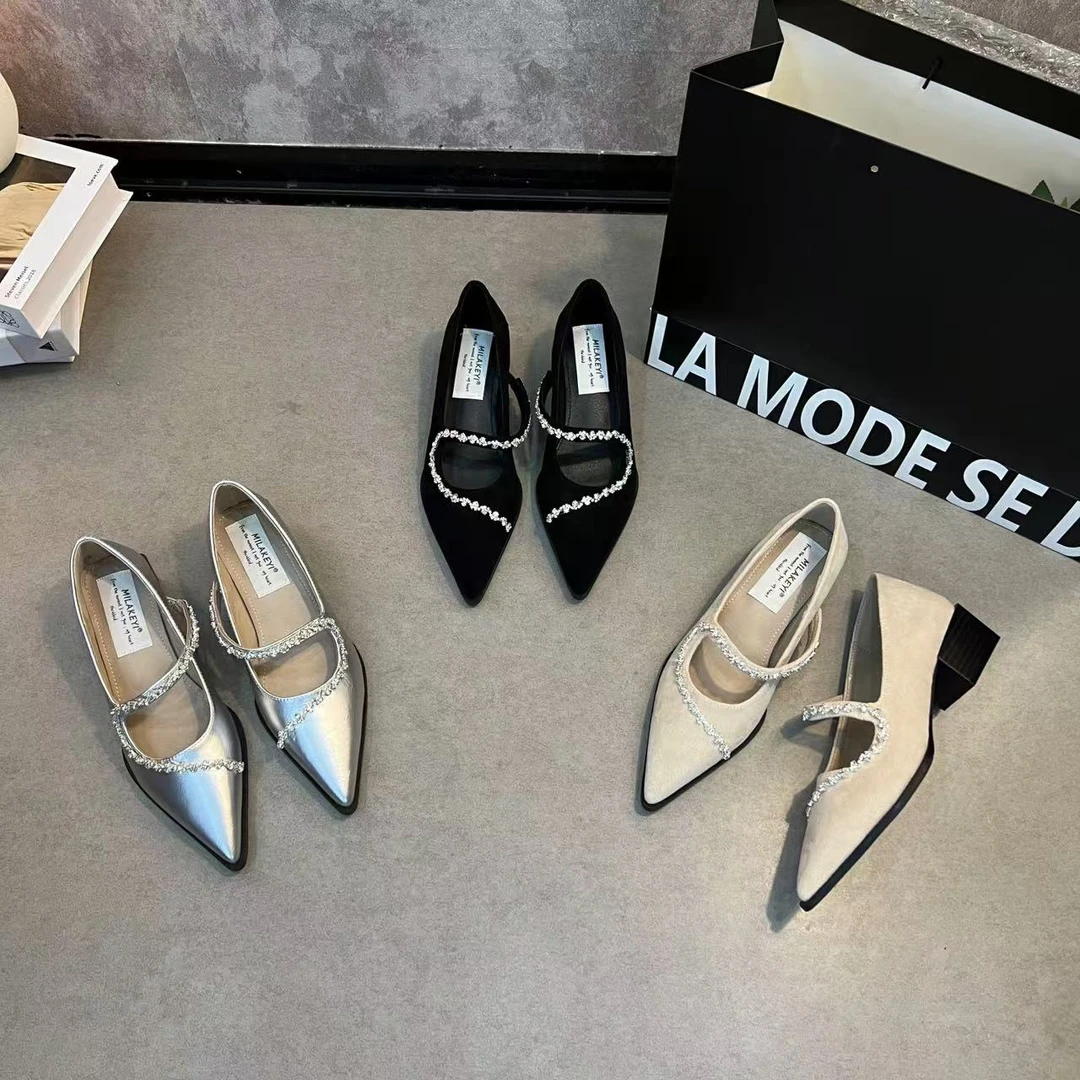 2025年春夏季新款轻奢感弯绕水钻气质百搭尖头全包方跟软底单鞋