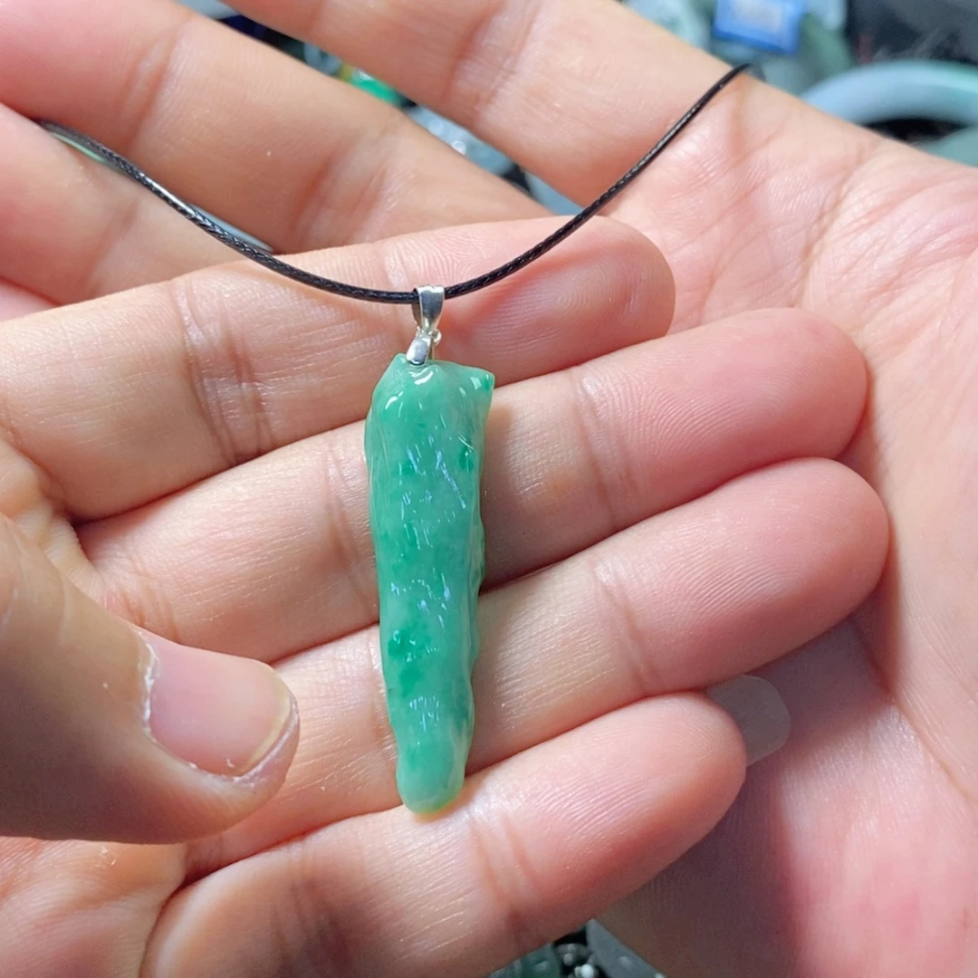 余***人颈饰未镶嵌翡翠天然缅甸翡翠A货随形吊坠