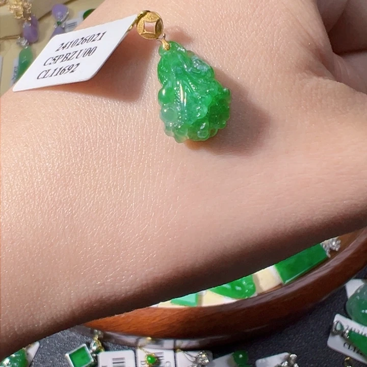 翡翠颈饰18K金镶嵌翡翠