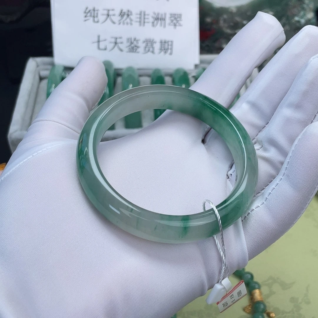 石英质玉（非洲翠）手镯（圆镯）未镶嵌