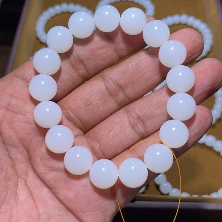 九***屠和田玉（白玉）未镶嵌颈饰