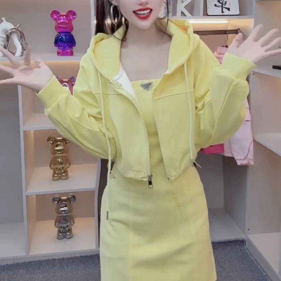 休闲连帽短外套搭配吊带裙套装两件套