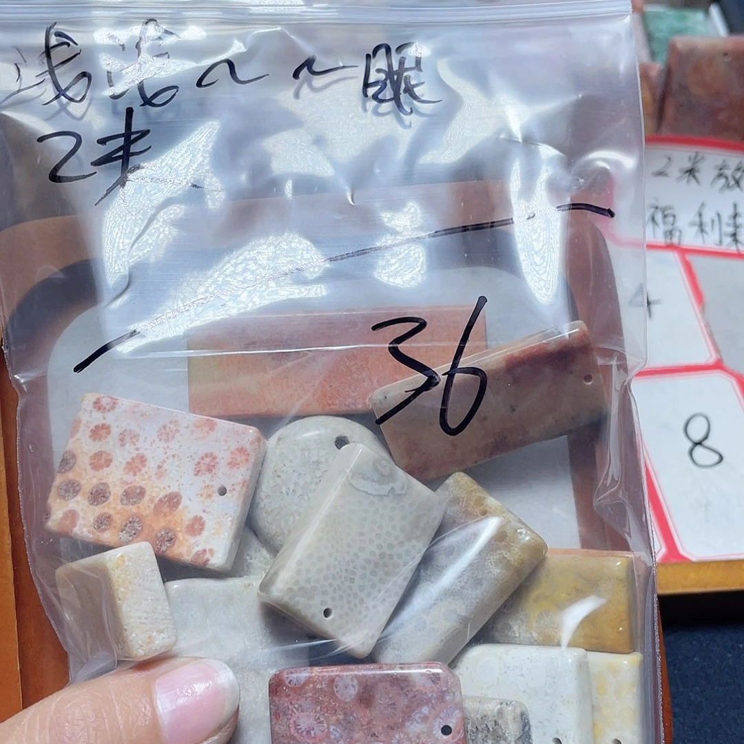 浅***。硅化珊瑚（珊瑚玉）合金颈饰