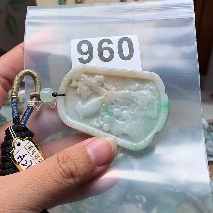 翡翠颈饰未镶嵌至****点翡翠