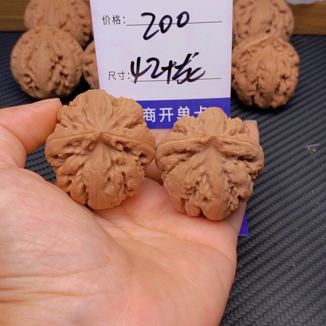 小***口文玩核桃霸王龙核桃